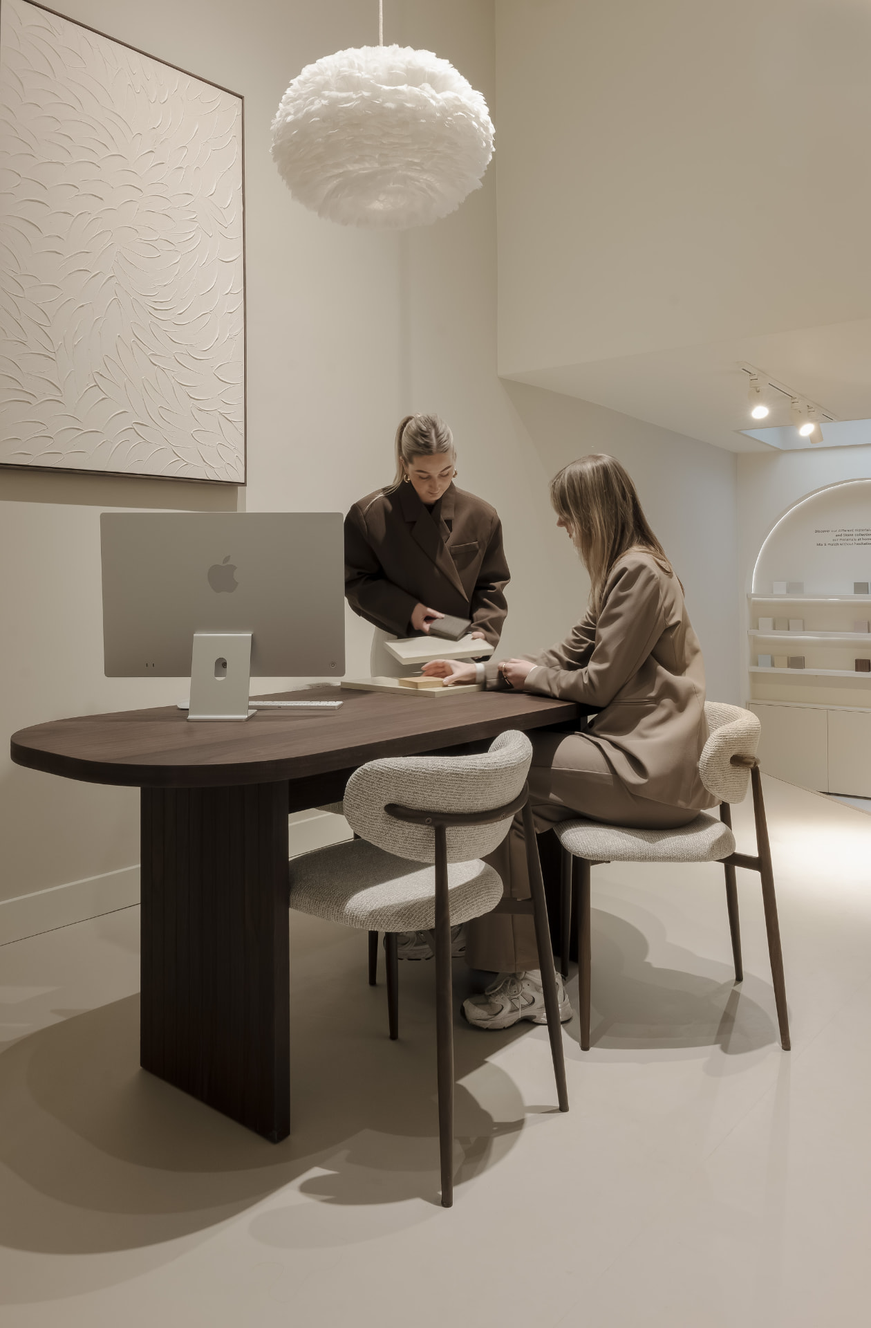 Twee personen bij de balie in de Studio Fedde showroom
